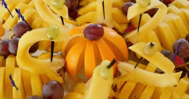 정통 뷔페, 모듬된 신선한 과일, 딸기, 감귤 류 과일. — 비디오