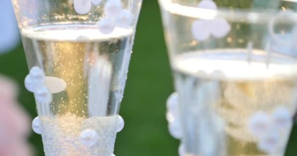 Glazen champagne close-up — Stockvideo