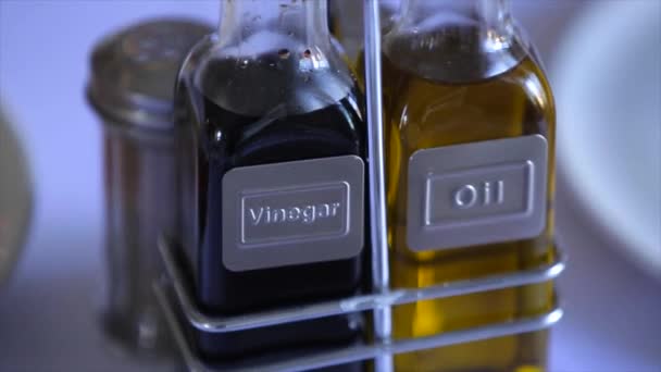 Flaschen Olivenöl und Balsamico-Essig in der Küche — Stockvideo