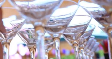 Siyah üzerine boş martini bardakları.