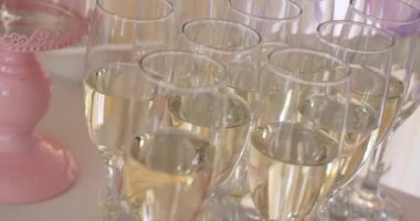 Köpüklü şarap ile uzun boylu gözlük