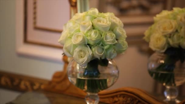 Boeket met witte rozen en grenn carnation in de glasvaas — Stockvideo