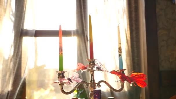 Candelabro con velas — Vídeo de stock