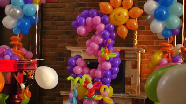 Kinderkamer ingericht met ballonnen klaar voor de vakantie, niemand. — Stockvideo