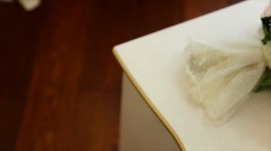 Beyaz vintage başucundaki güzel beyaz düğün ayakkabıları