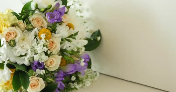 Detailní záběr krásné svatební růžové růže kytice na světlé pozadí. — Stock video