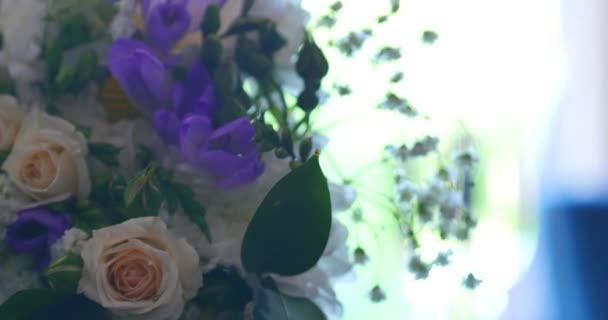 Крупним планом красивий весільний рожевий букет троянд на яскравому фоні . — стокове відео