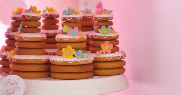 Delicioso buffet de doces com cupcakes, Buffet de férias doces com cupcakes e merengues e outras sobremesas — Vídeo de Stock