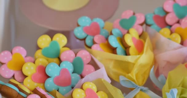 Sugar cookies formade som blommor — Stockvideo