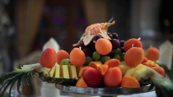 Färsk fruktsallad i skålen — Stockvideo