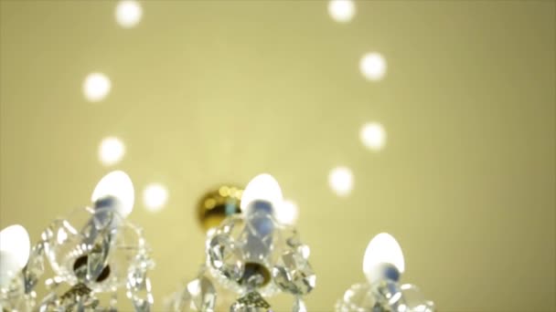 Belo lustre de cristal em um quarto — Vídeo de Stock