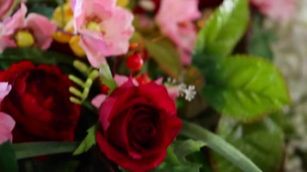 Buquê de rosas rosa vermelho e outras flores — Vídeo de Stock