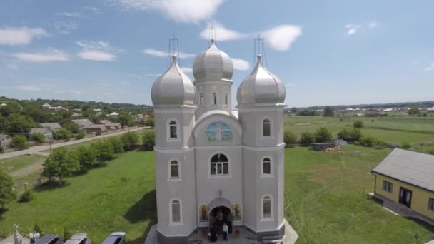 Kirche im Dorf Chruschiwka Schießen Drohne — Stockvideo