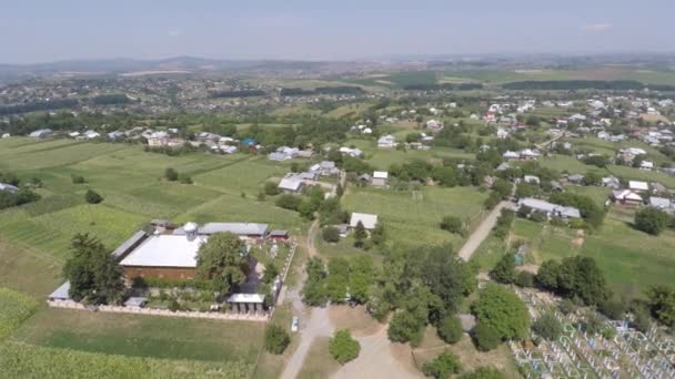 Hermosa iglesia del paisaje en el campo. vídeo del dron . — Vídeo de stock