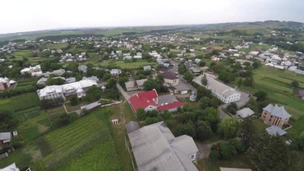 Vista aérea de la pequeña ciudad de Ucrania. vista del dron . — Vídeo de stock