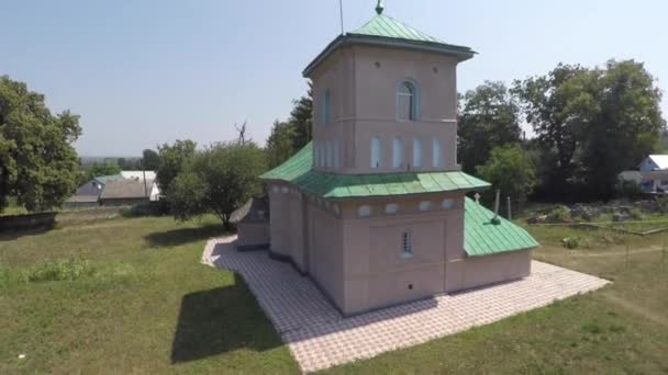 Hermosa iglesia del paisaje en el campo. vídeo del dron . — Vídeo de stock