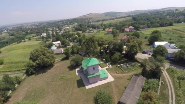 Schöne Landschaftskirche in der Landschaft. Drohnenvideo. — Stockvideo