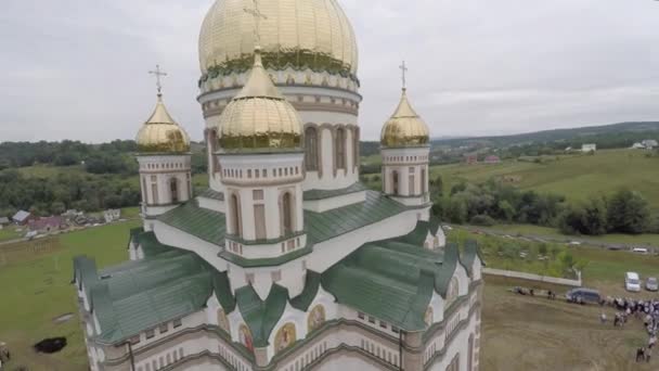 Belle église paysagère à la campagne. vidéo de drone . — Video