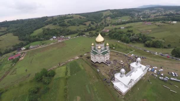 Bela igreja paisagem no campo. vídeo drone . — Vídeo de Stock