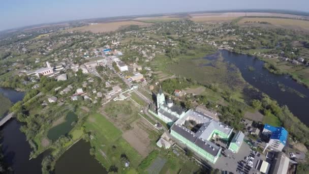 De kerk van het prachtige landschap op het platteland. Drone video. — Stockvideo