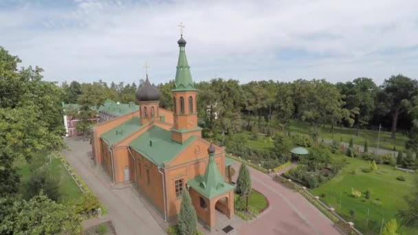 Schöne Landschaftskirche in der Landschaft. Drohnenvideo. — Stockvideo