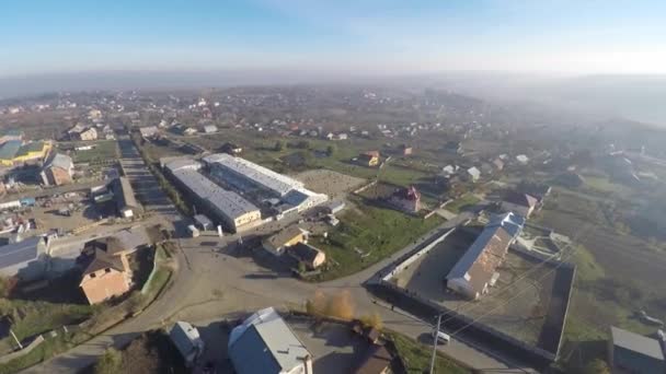 Luftaufnahme der ukrainischen Kleinstadt. Drohnen-Ansicht. — Stockvideo