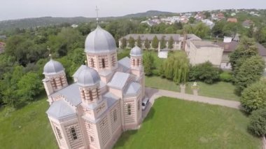 güzel manzara kilise şehir dışında. uçak video.