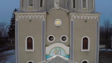güzel manzara kilise şehir dışında. uçak video.