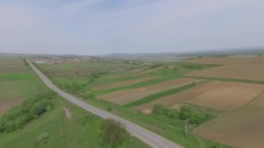 yeşil alan yol ile. uçak video.