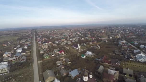 Vista aérea de la pequeña ciudad de Ucrania. vista del dron . — Vídeo de stock