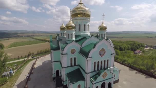 Güzel manzara kilise şehir dışında. uçak video. — Stok video