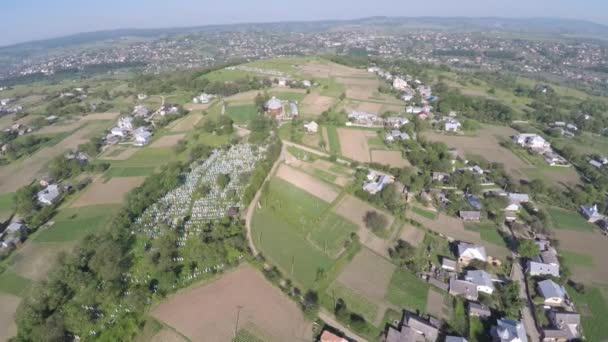 Vista aérea de la pequeña ciudad de Ucrania. vista del dron . — Vídeo de stock