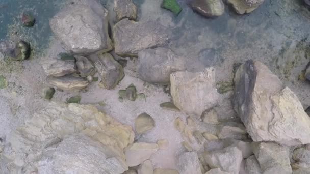 Rocas en el océano, vistas desde arriba — Vídeo de stock