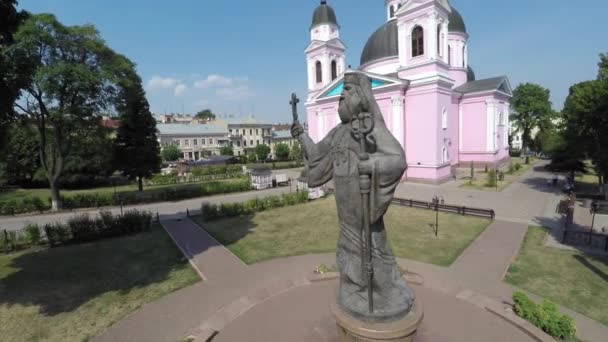 Tjernivtsi, Ukraina Monument av Metropolitan Eugene Hakman — Stockvideo