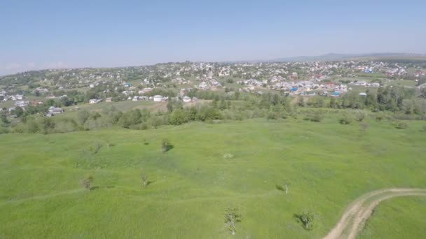Vista aérea de la pequeña ciudad de Ucrania. vista del dron . — Vídeo de stock