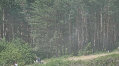Sporcunun atlama bir motosiklet. ağır çekim