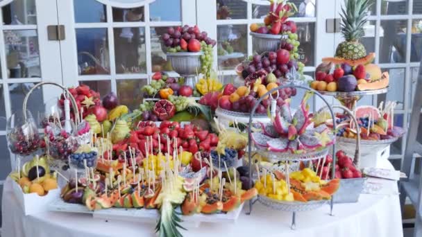 Buffet colorido de frutas tropicales — Vídeos de Stock