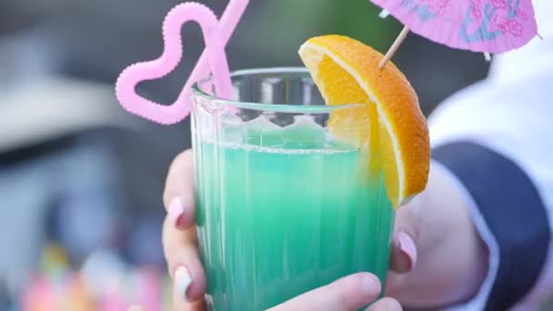 Bicchiere Coctail blu in mano — Video Stock