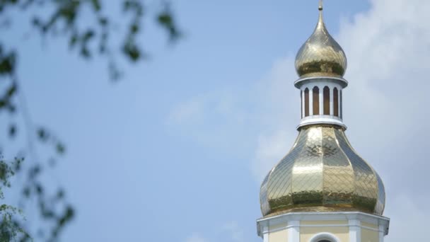 Goldene Kuppel der Kathedrale in der Ukraine — Stockvideo
