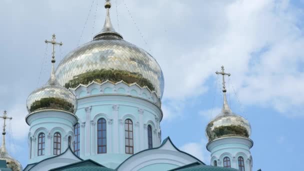 Goldene Kuppel der Kathedrale in der Ukraine — Stockvideo