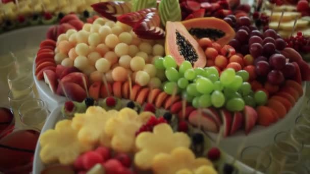 Farbenfrohes tropisches Fruchtbuffet — Stockvideo