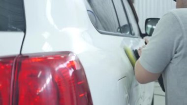 El oto tamircisi yörünge Parlatıcı ile.