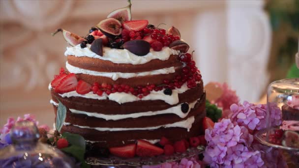 Chiffon cake met zomer bessen en room. — Stockvideo