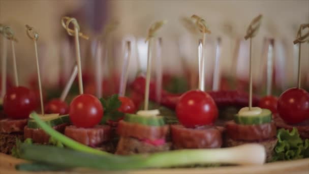 Uma mesa se espalhou com deliciosos alimentos para dedos — Vídeo de Stock