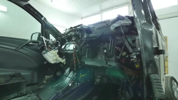 Front eines Autos in der Garage abmontiert — Stockvideo