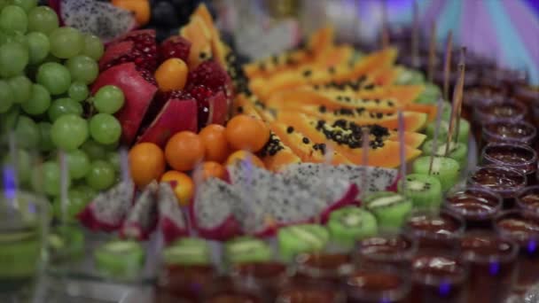 Buffet de frutas tropicais coloridas com bebidas — Vídeo de Stock