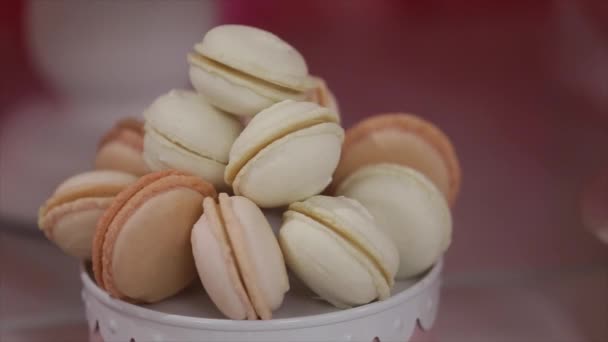 Białe trufle macaroons w płycie — Wideo stockowe