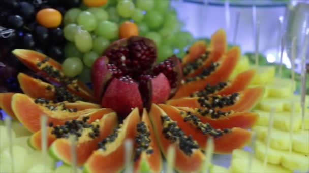 Buffet de frutas tropicais coloridas com bebidas — Vídeo de Stock