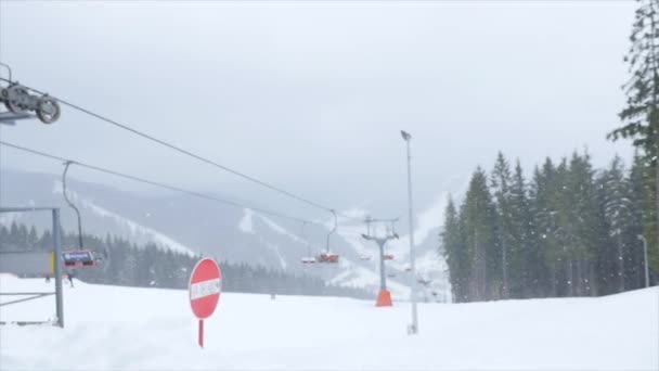 Ski lift in the fog, with skiers — Stock Video