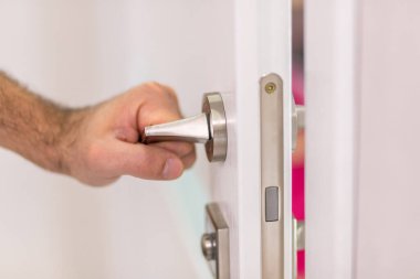 Metalik saplı bir elin fotoğrafı.